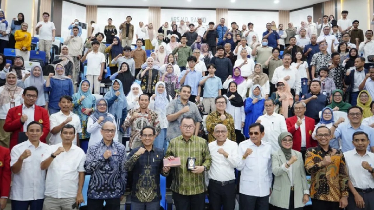 Kepala BRIN Arif Satria dan Rektor Unhas Prof Jamaluddin Jompa berfoto bersama para peserta kegiatan Goes to Campus di Makassar, Senin,(8/6/2026).ANTARA/HO-Unhas. (Antara)