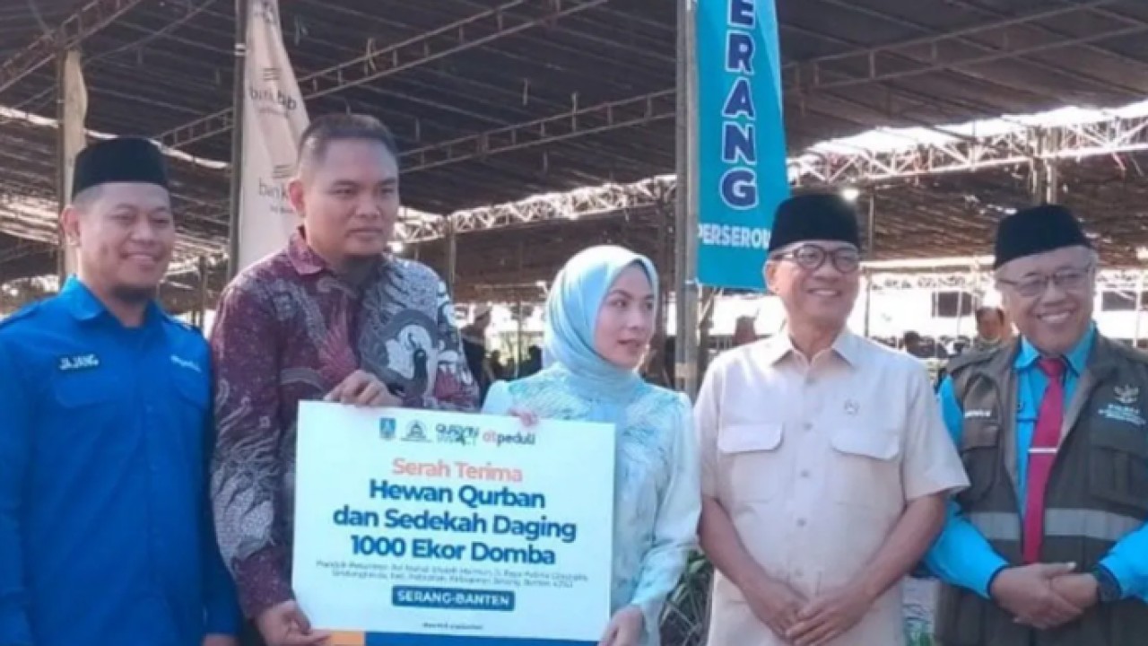Mendes PDT, Yandri Susanto (kedua kanan), hadir pada kegiatan penyembelihan 1.000 hewan kurban sebagai pilot project nasional untuk standardisasi pengelolaan dan penyaluran di Kabupaten Serang, Banten, Kamis (28/5/2026). (ANTARA/Desi Purnama Sari) (Antara)