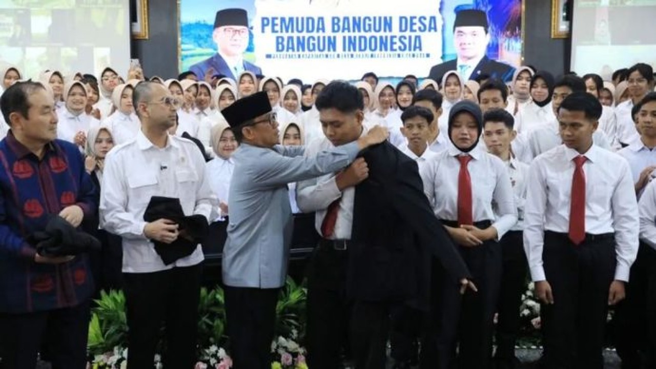 Menteri Desa dan Pembangunan Daerah Tertinggal Yandri Susanto dalam pengukuhan 200 peserta Program Pemuda Bangun Desa Bangun Indonesia angkatan pertama, di Jakarta. (Antara)