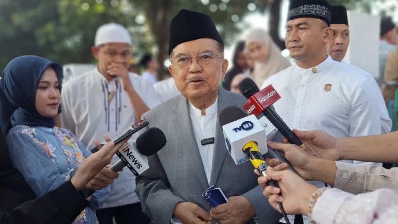 Wakil Presiden (Wapres) ke-10 dan ke-12 RI, Jusuf Kalla (JK) memberikan keterangan dalam momen perayaan Idul Adha di Masjid Agung Al-Azhar, Jakarta, Rabu (27/5/2026). (Foto: ANTARA/Luthfia Miranda Putri)