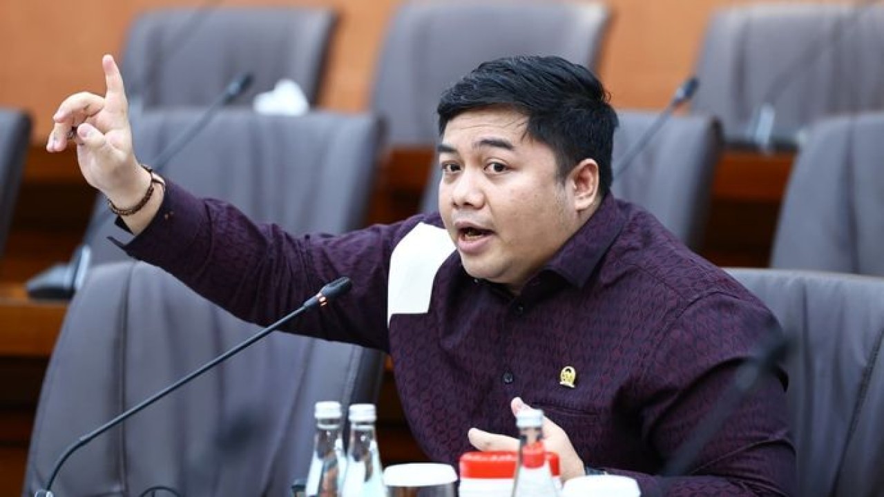 Anggota Komisi VI DPR RI, Kawendra Lukistian, atau yang akrab disapa Mas Kawe menyoroti persoalan perusahaan Over The Top (OTT) yang beroperasi di Indonesia. Menurutnya, perusahaan digital global tidak boleh hanya menikmati pasar dan infrastruktur telekomunikasi nasional tanpa memberikan kontribusi yang sepadan kepada negara. (Dok)