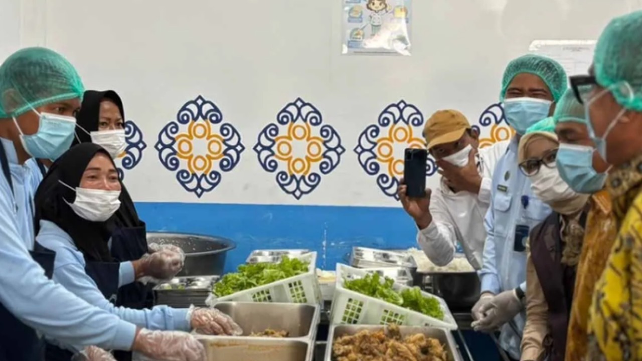 Mendukbangga/Kepala BKKBN RI Wihaji meninjau Satuan Pelayanan Pemenuhan Gizi (SPPG) di Kabupaten Aceh Tenggara, Rabu (3/6/2026). ANTARA/HO-Humas BKKBN Aceh (Antara)