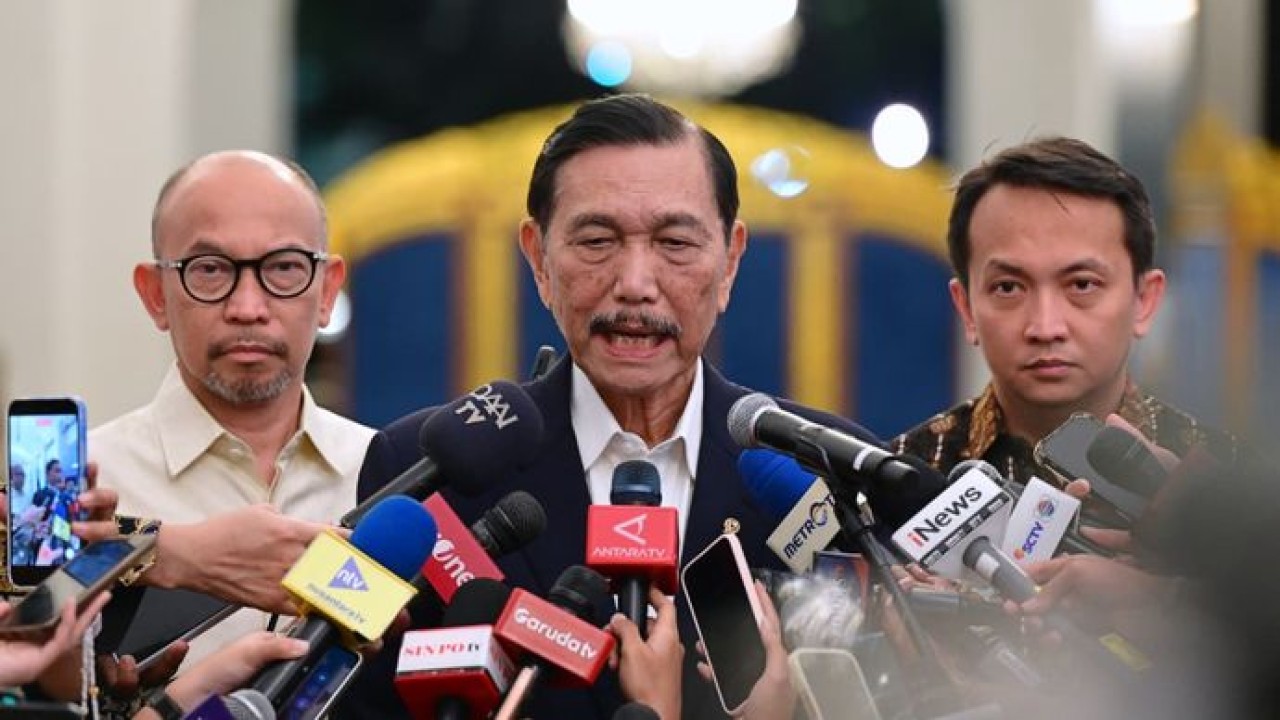 Ketua Dewan Ekonomi Nasional (DEN) Luhut Binsar Pandjaitan beserta jajaran di Istana Merdeka (Setpres)