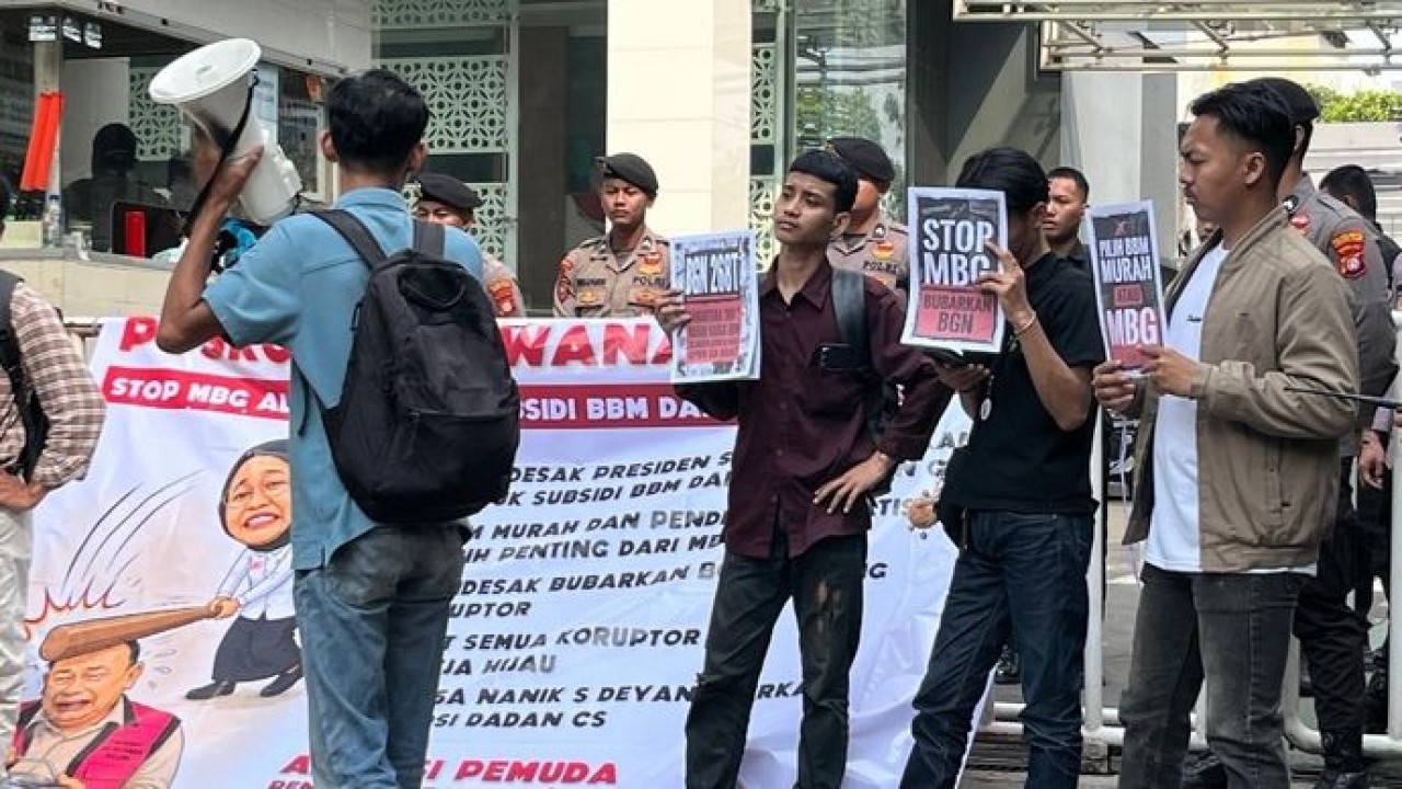 Demo depan kantor BGN (Ntvnews.id/Adiansyah)