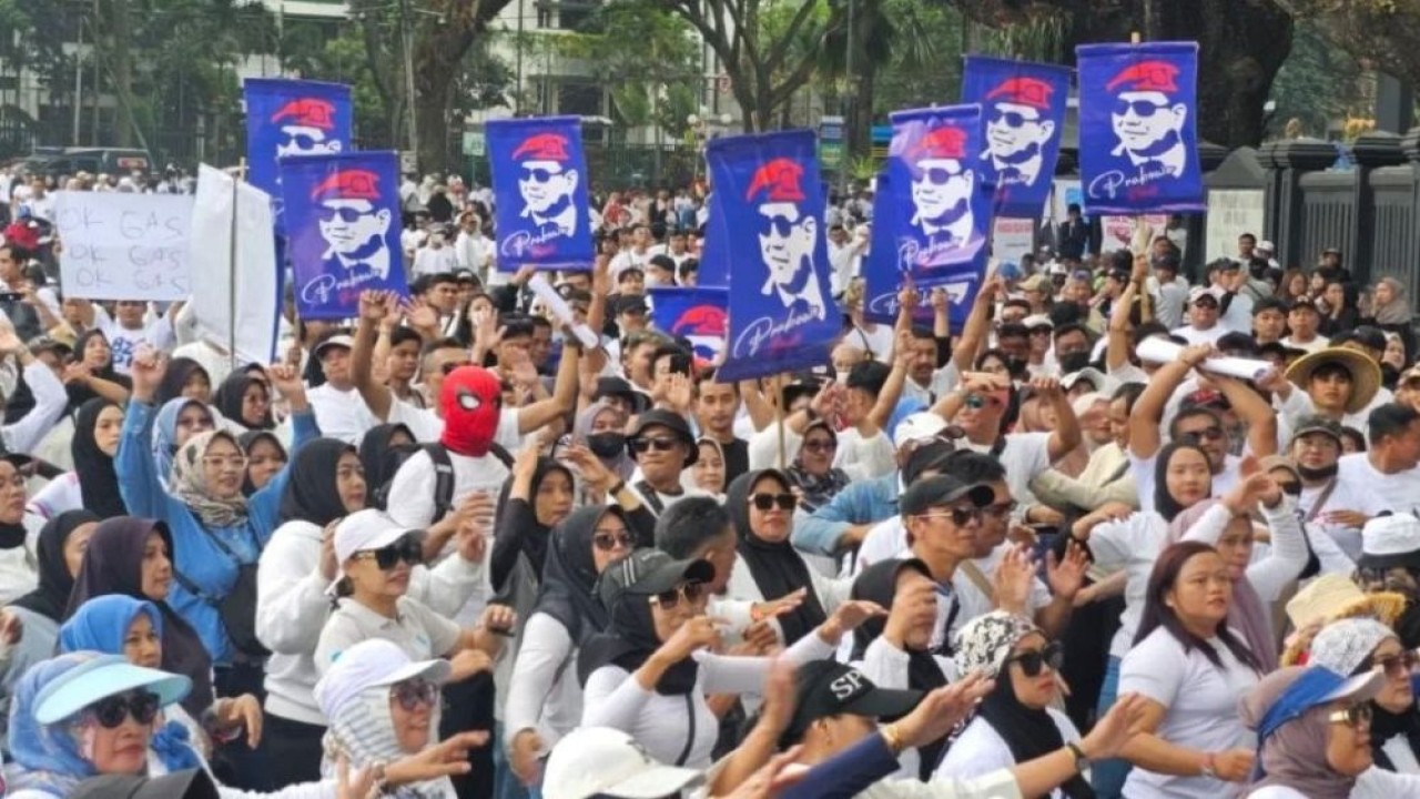 Sejumlah simpatisan MBG Malang Raya membawa umbul-umbul bergambar wajah Presiden Prabowo Subianto saat pelaksanaan "Apel Akbar dan Senam Bersama" di Alun-Alun Tugu, Kota Malang, Jawa Timur, Sabtu (20/6/2026). (Foto: ANTARA/Ananto Pradana)