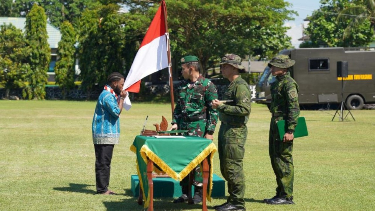 Sebanyak 10 orang yang disebut sebagai anggota aktif TPNPB-OPM Kodap IV Sorong Raya mengikuti prosesi ikrar setia kepada Negara Kesatuan Republik Indonesia (NKRI) di Lapangan Kodam XVIII/Kasuari, Manokwari, Papua Barat, Kamis (25/6/2026). (Foto: Dok/Istimewa)