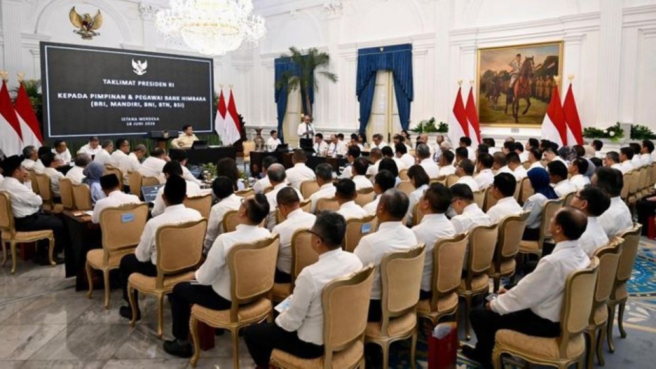 Presiden Prabowo Subianto memberikan sejumlah arahan kepada jajaran direksi dan komisaris bank-bank yang tergabung dalam Himpunan Bank Milik Negara (Himbara). (Foto: Sekretarit Presiden)