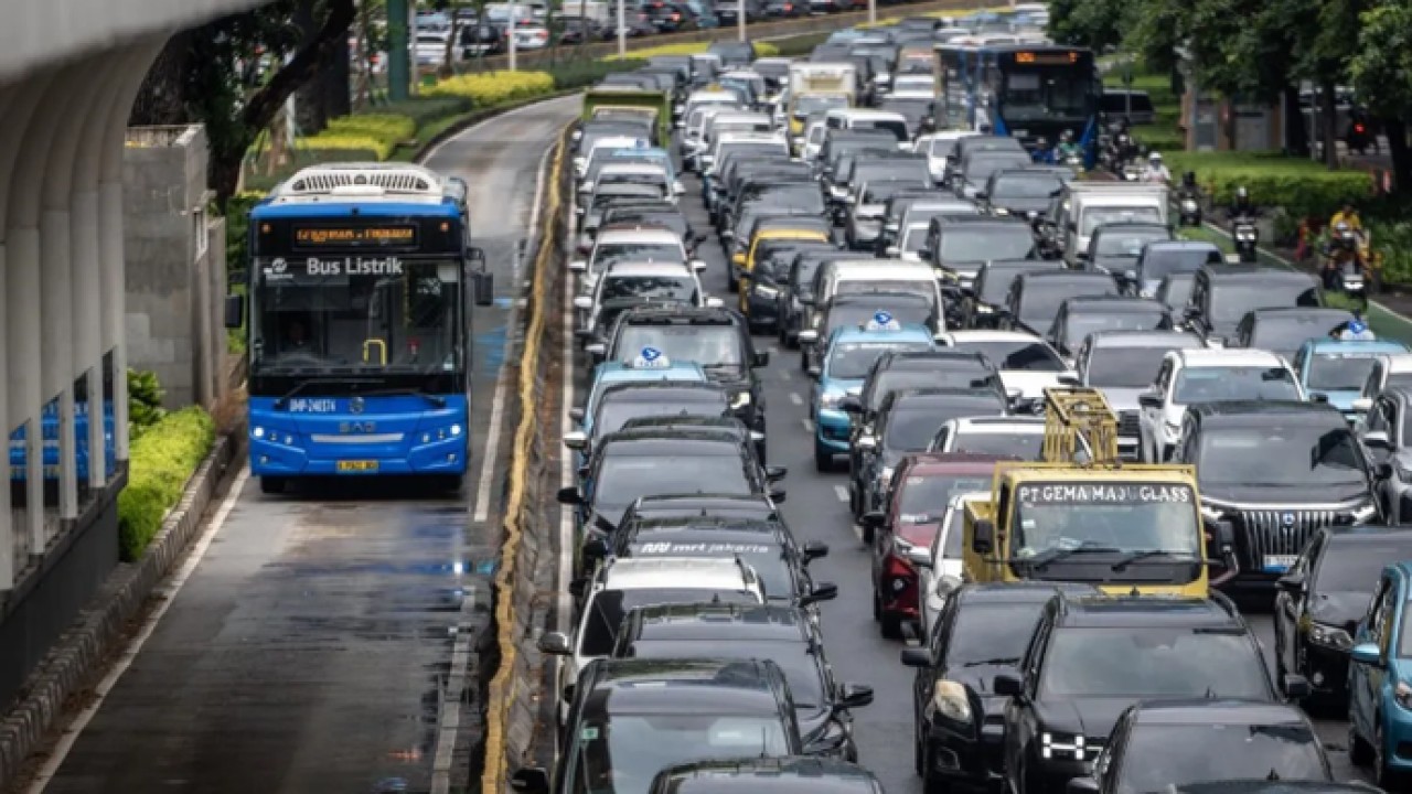 Bus Transjakarta melintas di Jalan Jenderal Sudirman, Jakarta. ANTARA FOTO/Bayu Pratama S/rwa. (Antara)