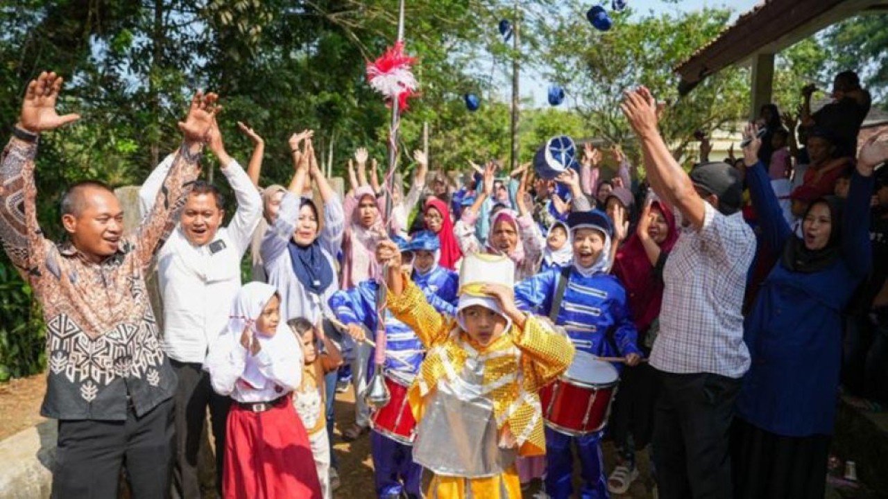 Kreativitas siswa SDN Tegalega, Kabupaten Sukabumi, yang berlatih drumben menggunakan peralatan sederhana dari barang-barang bekas mendapat perhatian dan apresiasi langsung dari Presiden Prabowo Subianto. (Foto: Istimewa)