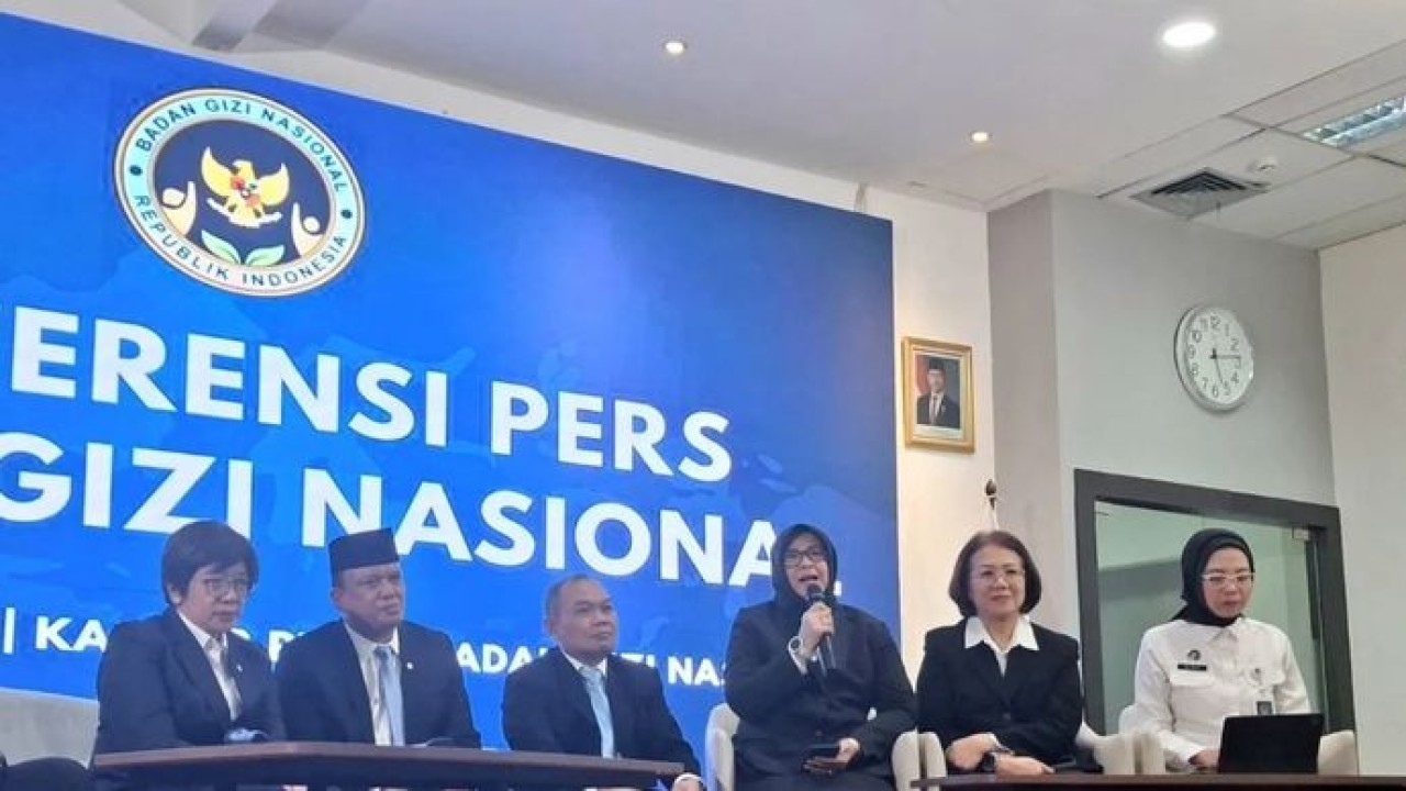 Sekretaris Utama BGN Lili Khamiliyah (tiga dari kanan), Wakil Kepala BGN Agustina Arumsari (kiri) dalam konferensi pers di Jakarta, Selasa, 21 Juli 2026. (Antara)