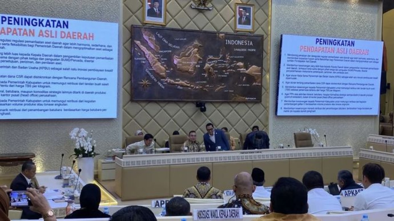 Komisi II DPR RI menggelar rapat kerja dan rapat dengar pendapat umum bersama Kementerian Dalam Negeri serta jajaran kepala dan wakil kepala daerah di Gedung DPR, Jakarta, Kamis, 30 Juli 2026. Rapat tersebut juga dihadiri Wakil Ketua DPR RI Sufmi Dasco Ahmad. (Antara)