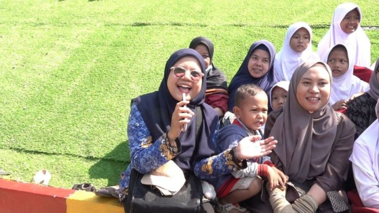 Guru Madrasah Ibtidaiyah (MI) Nurul Huda, Sinta Ismaya, mengaku telah merasakan manfaat insentif guru dari program pendidikan di era Presiden Republik Indonesia Prabowo Subianto. (Foto: Istimewa)