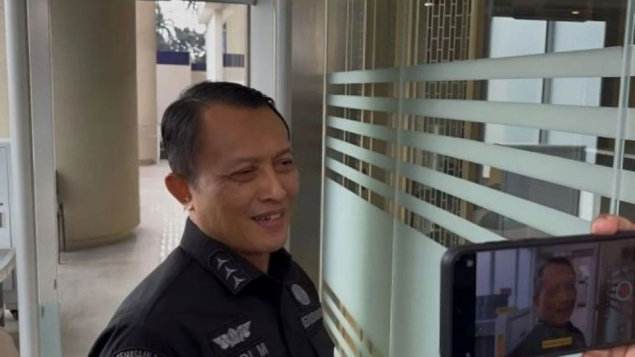 Koordinator Tim Penyidik (Tim 9) sekaligus Jaksa Agung Muda Bidang Pengawasan (Jamwas) Rudi Margono menjawab pertanyaan awak media di Gedung Utama Kejagung, Jakarta, Kamis, 30 Juli 2026. (Antara)