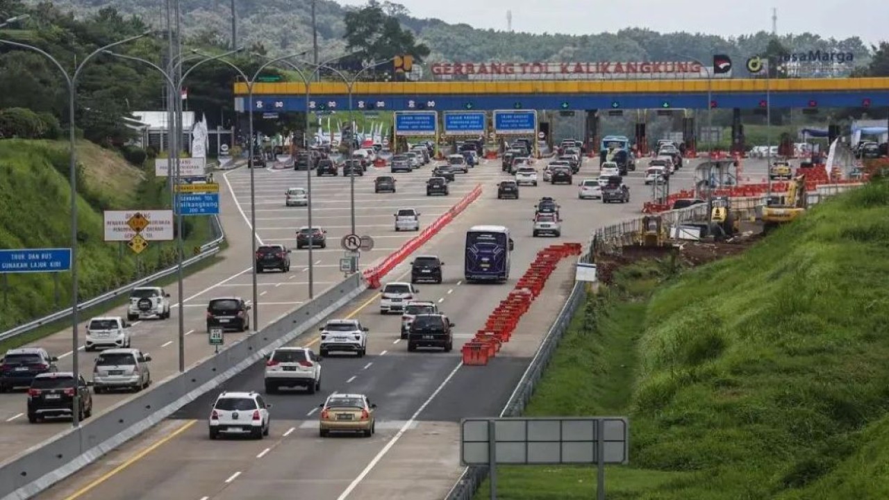 Sejumlah kendaraan pemudik melaju saat penerapan skema satu arah di Jalan Tol Trans Jawa ruas Semarang-Batang KM 414, Semarang, Semarang, Jawa Tengah, Selasa (24/3/2026). (Foto: ANTARA FOTO/Makna Zaezar/nym)
