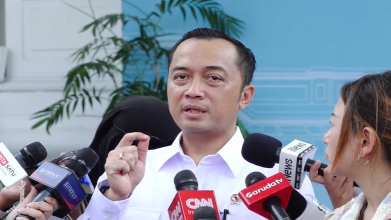 Menteri Sekretaris Negara (Mensesneg) Prasetyo Hadi memberikan keterangan kepada awak media di Jakarta terkait upaya pemerintah mendorong penggunaan transportasi publik dan efisiensi energi di tengah tantangan global. (Foto: Dok/Istimewa/Bakom RI)