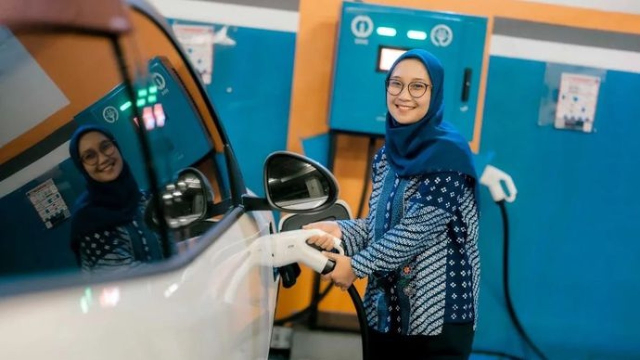 Pegawai PT PLN EPI menggunakan mobil listrik (Antara)