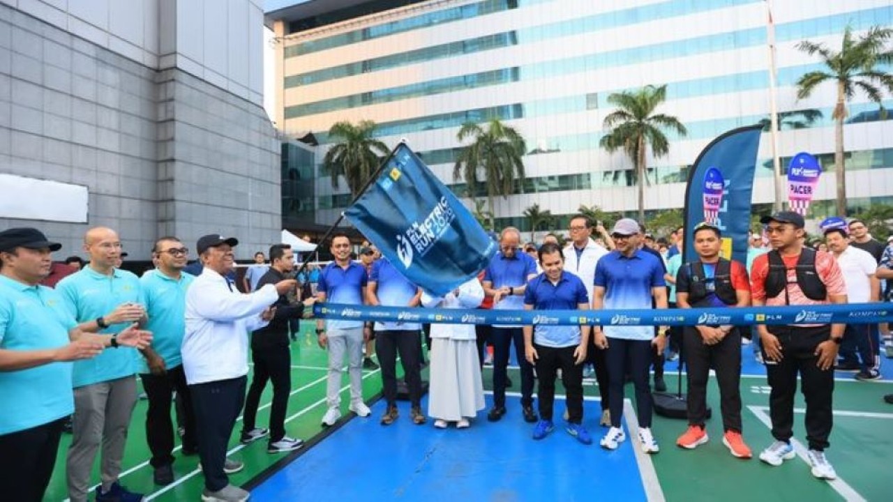 Wakil Direktur Utama PLN, Yusuf Didi Setiarto (keempat dari kiri memegang bendera) melepas para peserta Shakeout Run dan Fun Walk di PLN Kantor Pusat, Jakarta pada Jumat (24/7). Kegiatan yang diikuti oleh komunitas pelari tersebut merupakan bagian da (PLN Electric Run 2026.)