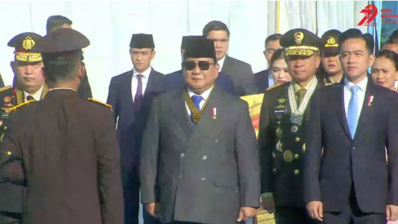 Presiden Prabowo Subianto dan Wapres Gibran Rakabuming Raka menghadiri peringatan Hari Bhayangkara ke-79. (Foto: YouTube Humas Korp Brimob)