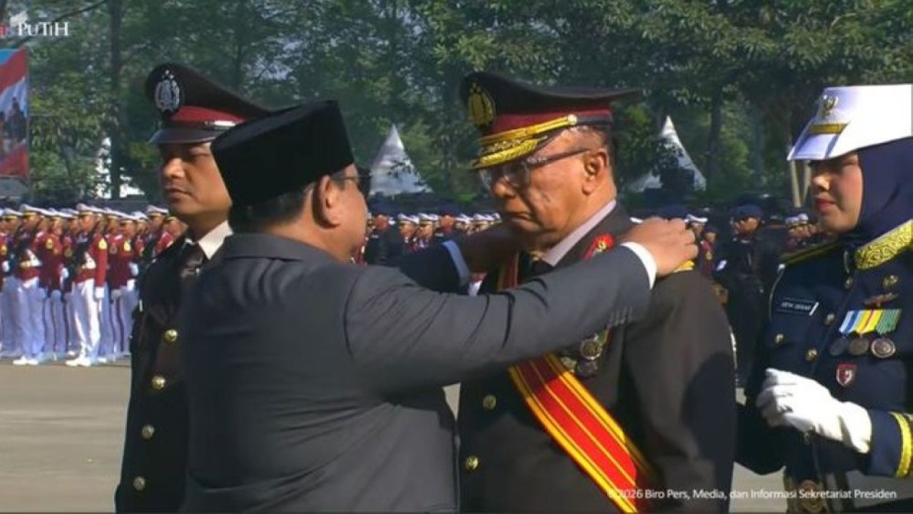 Presiden Prabowo Subianto menganugerahkan kenaikan pangkat kehormatan kepada tiga purnawirawan Polri dalam Upacara Peringatan Ke-80 Hari Bhayangkara di Satuan Latihan Brimob Polri, Cikeas, Bogor, Jawa Barat, Rabu (1/7/2026). (Foto: YouTube Sekretariat Presiden)