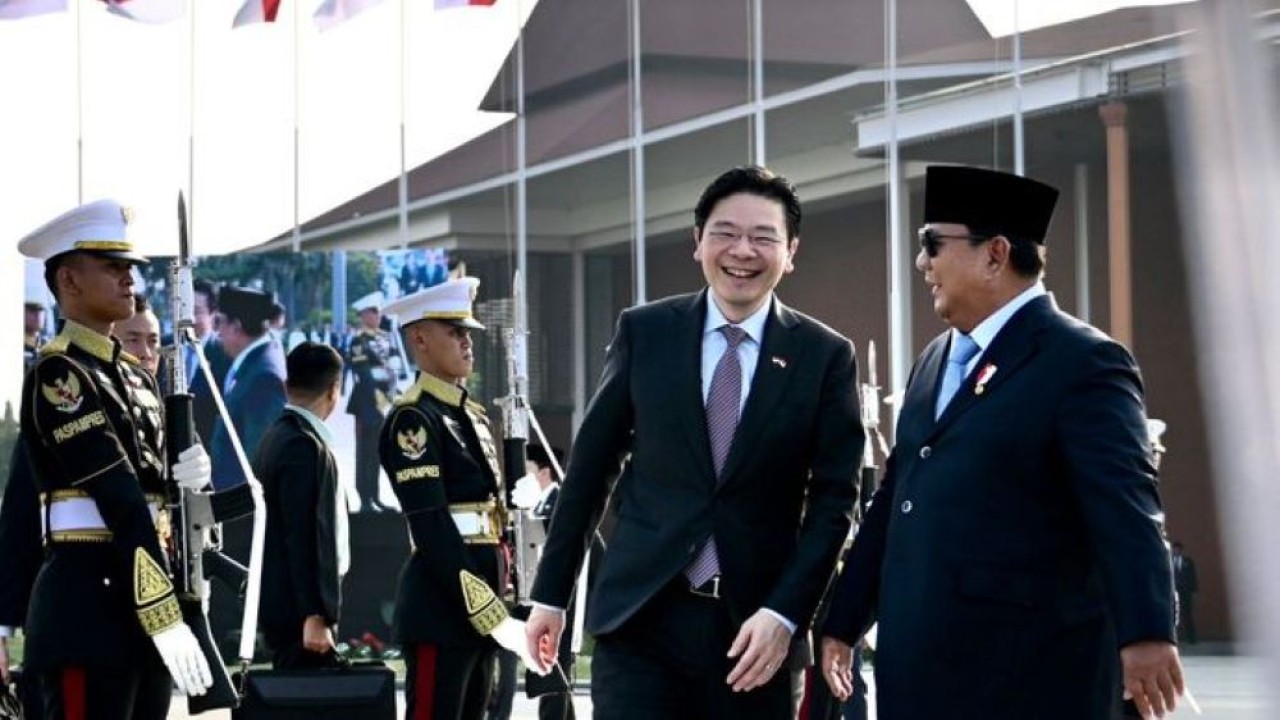 Presiden Prabowo Subianto secara langsung mengantar keberangkatan Perdana Menteri (PM) Singapura Lawrence Wong menuju Pangkalan TNI AU Halim Perdanakusuma. (Foto: Sekretariat Presiden)