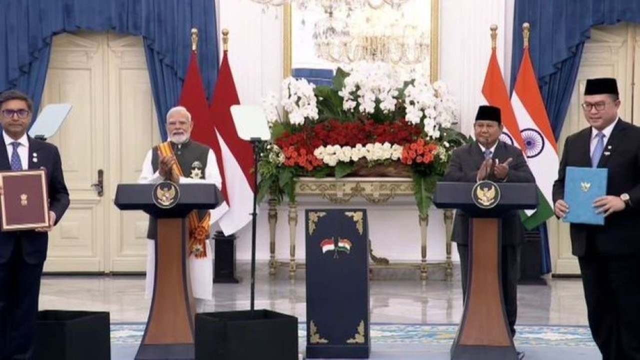 Presiden Prabowo Subianto (dua kanan) dan Perdana Menteri (PM) India Narendra Modi (dua kiri) menyaksikan penandatanganan dan pengumuman total 16 dokumen kerja sama Indonesia-India dalam rangkaian kunjungan kenegaraan PM Modi di Istana Merdeka, Jakarta. (Foto: ANTARA/HO-BPMI Sekretariat Presiden)