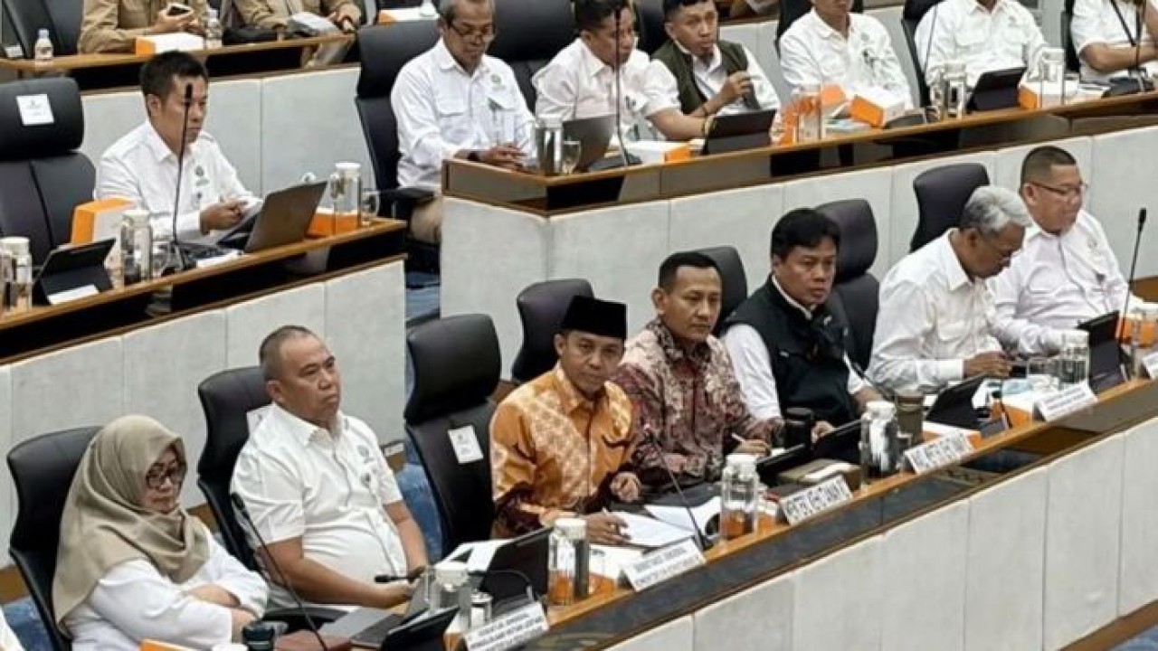 Menteri Kehutanan (Menhut) Raja Juli Antoni dalam Rapat Kerja bersama Komisi IV DPR RI di Kompleks Parlemen Senayan, Jakarta, Selasa (18/8/2026). (Antara)