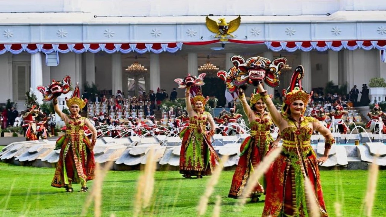 Wahyuda tersentuh dengan pertunjukan kesenian dan lagu-lagu yang menggugah jiwa nasionalismenya. (Foto: BPMI Setpres)