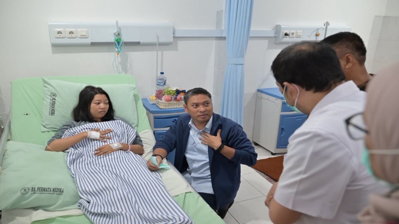 Kepala Badan Gizi Nasional (BGN), Sudaryono, menjenguk para korban dugaan keracunan Makan Bergizi Gratis (MBG) di Kota Semarang, Sabtu (1/8/2026)