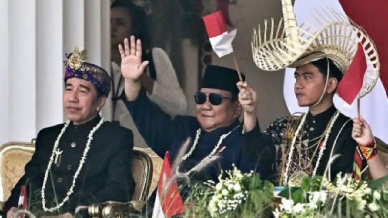 Presiden Prabowo Subianto tampak ceria saat duduk bersama Presiden ke-7 RI Joko Widodo (Jokowi) dan Wakil Presiden (Wapres) Gibran Rakabuming Raka di panggung kehormatan. (Foto: Istimewa)