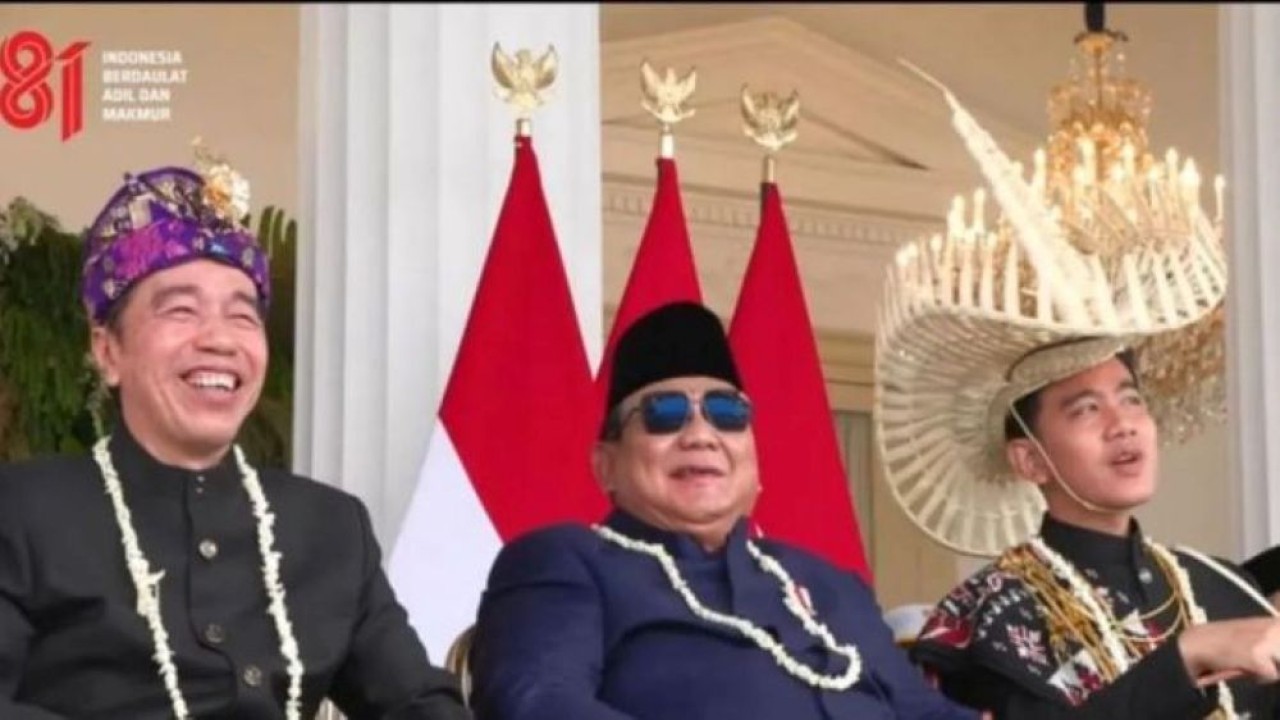 Tangkapan layar - Presiden Prabowo Subianto duduk diapit Presiden ke-7 RI Joko Widodo (Jokowi) di sebelah kanan dan Wakil Presiden Gibran Rakabuming Raka di sebelah kirinya disela-sela rangkaian hiburan usai upacara peringatan detik-detik Proklamasi Kemerdekaan ke-81 Republik Indonesia di Istana Merdeka. (Foto: Antara)