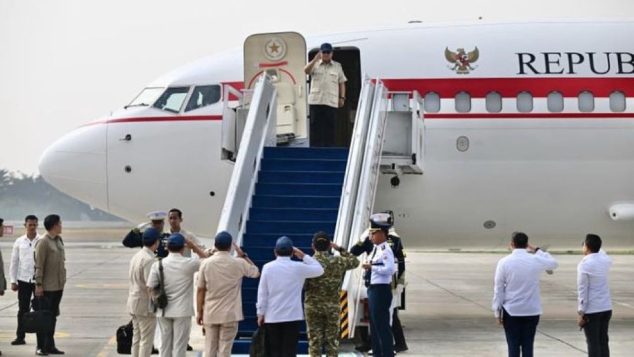 Presiden Prabowo Subianto bertolak menuju Pekanbaru, Riau, pada Senin pagi, 24 Agustus 2026, untuk kembali meninjau langsung penanganan kebakaran hutan dan lahan. (Foto: Sekretariat Presiden)