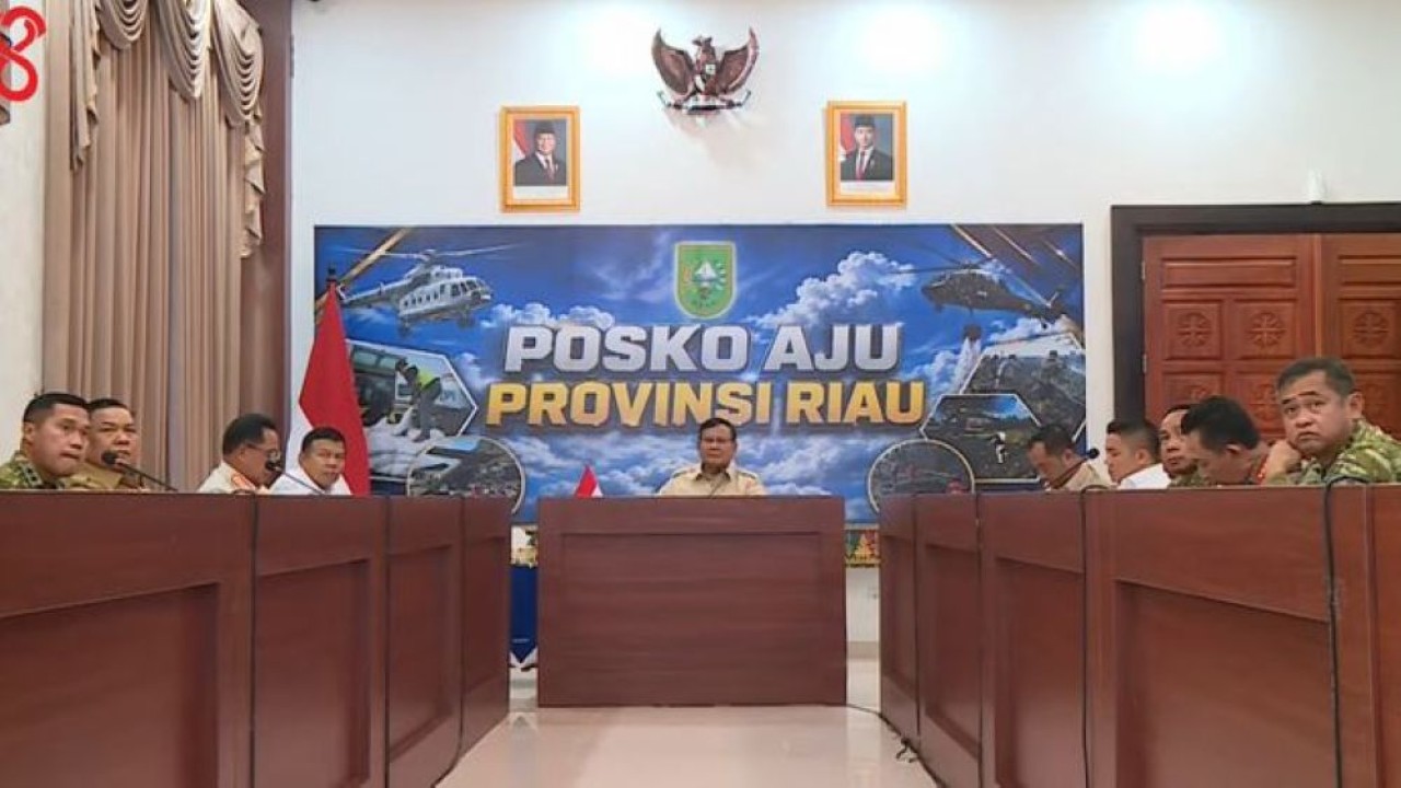 Presiden Prabowo Subianto langsung memimpin rapat terkait penanganan kebakaran hutan dan lahan (karhutla) di Posko Aju, Riau, Senin, 24 Agustus 2026. (Foto: Istimewa)