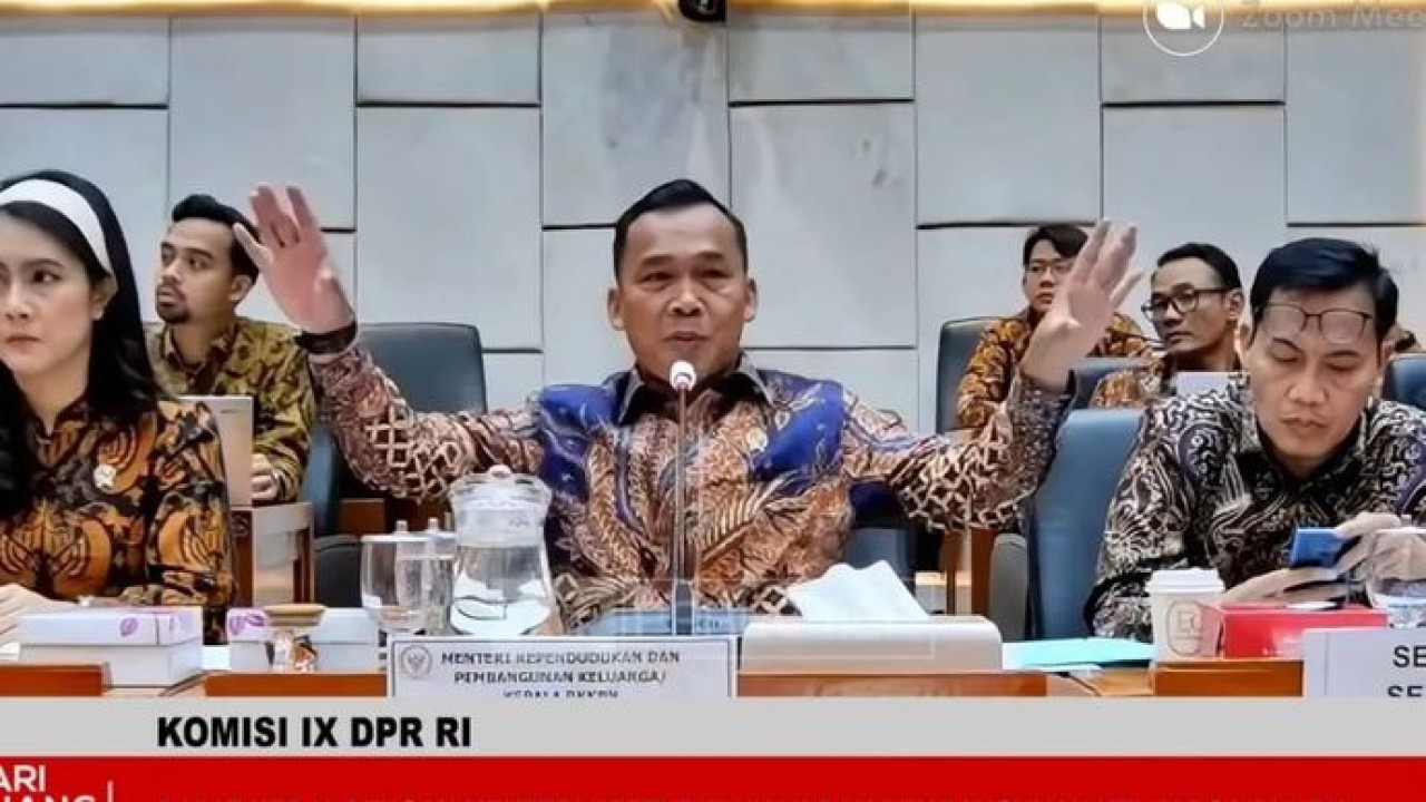 Menteri Kependudukan dan Pembangunan Keluarga Wihaji (tengah) dalam rapat bersama DPR di Jakarta, Selasa, 15 September 2026 (Antara)