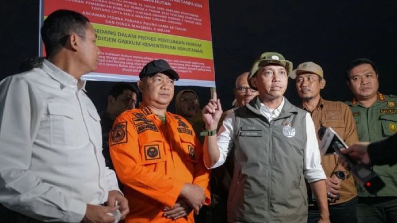 Menhut Raja Juli Antoni (tengah) dalam penyegelan lokasi karhutla di Desa Sungai Awan Kiri, Kecamatan Muara Pawan, Kabupaten Ketapan Kalimantan Barat, Selasa (8/9/2026) (Antara)