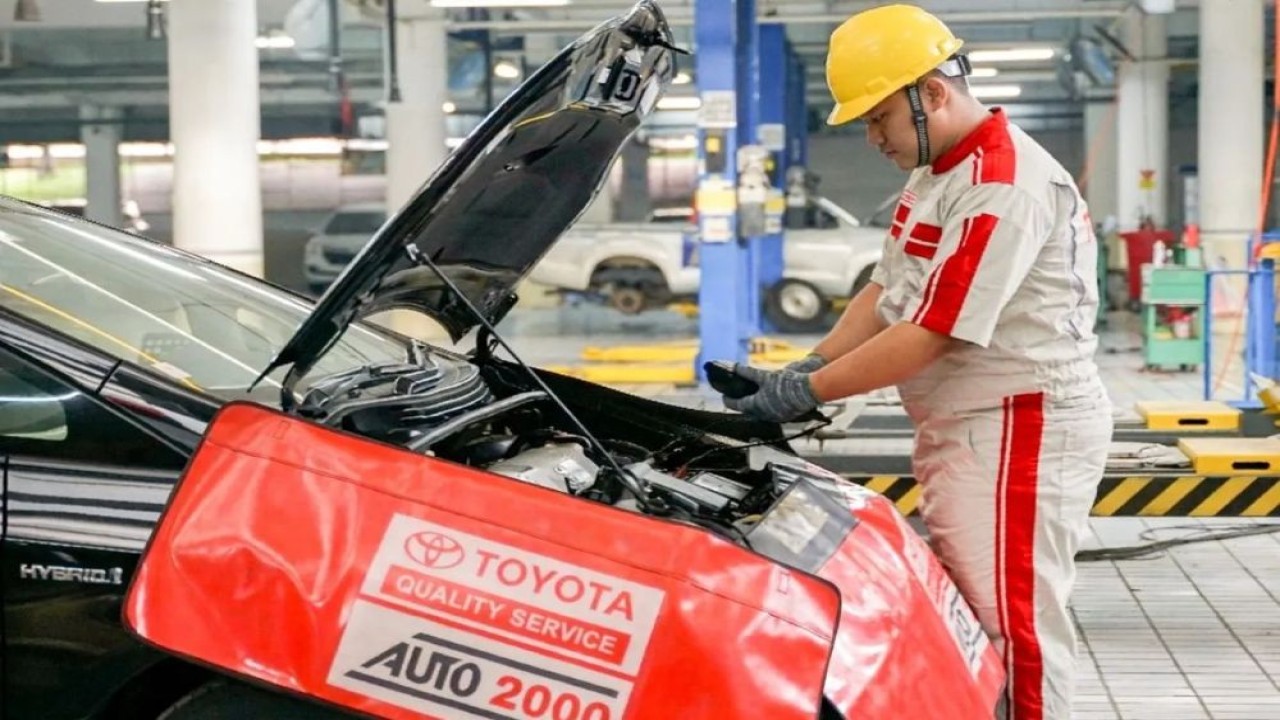 Ilustrasi. Mekanik sedang merawat kendaraan konsumen. (Foto: ANTARA/Auto2000)